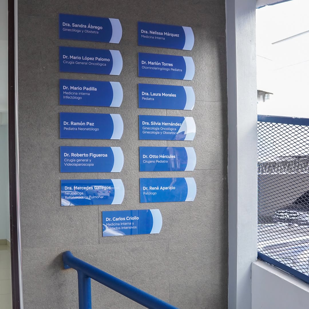 Directorio de las Clínicas Médicas del Hospital de Diagnóstico con la placa de Dra. Sandra Ábrego